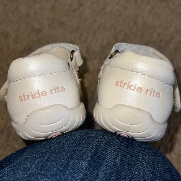 Stride Rite Maya Size 4m Mary Jane cream/pearl colored dress shoes.  Used. - Picture 4 of 4